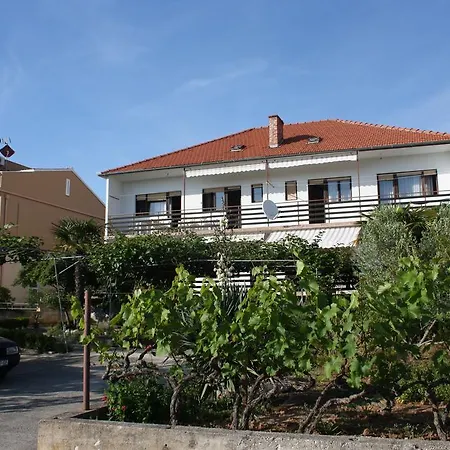 Jure Apartment *